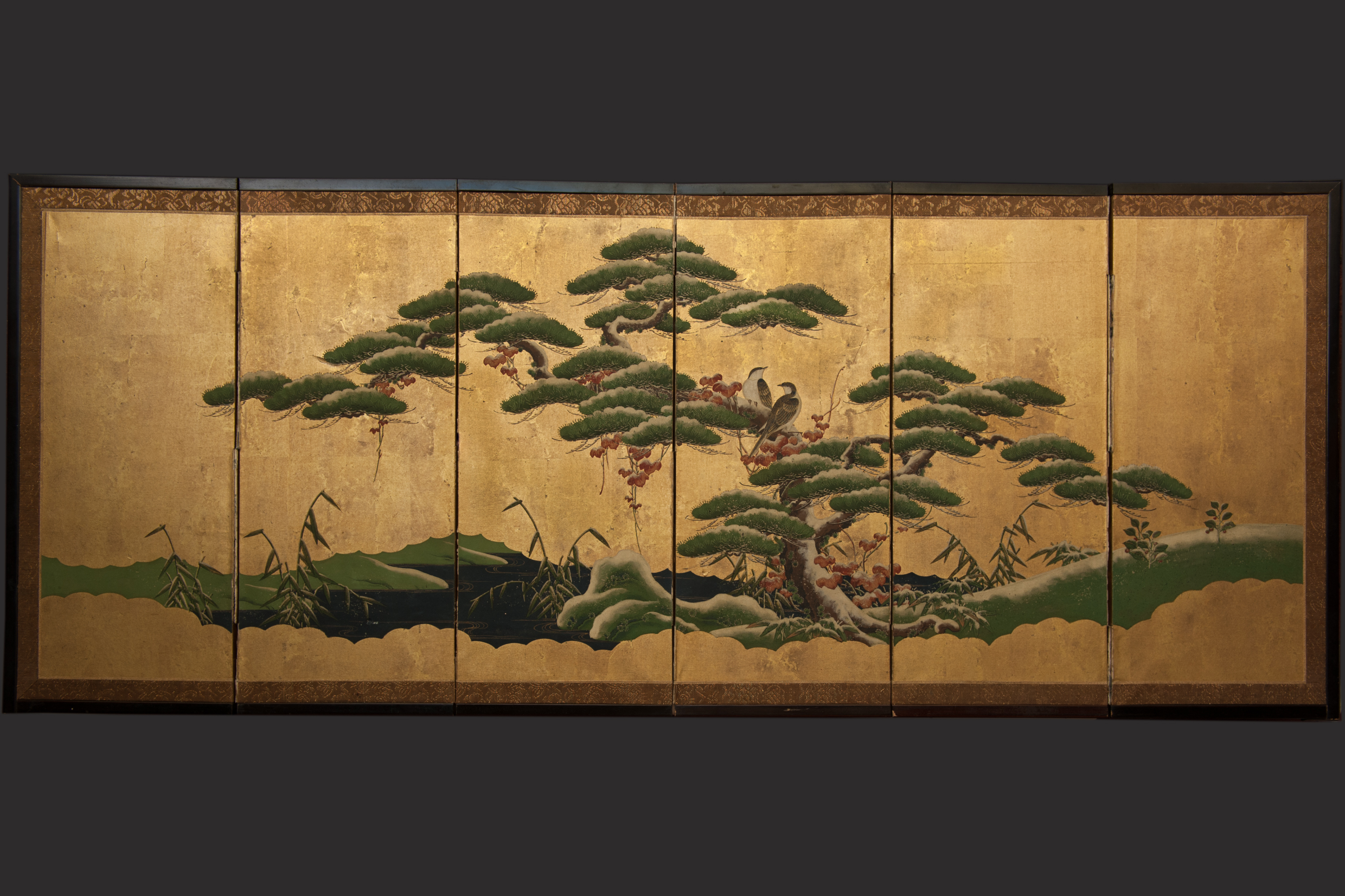 Biombo japonés con imagen de árbol y pájaros.