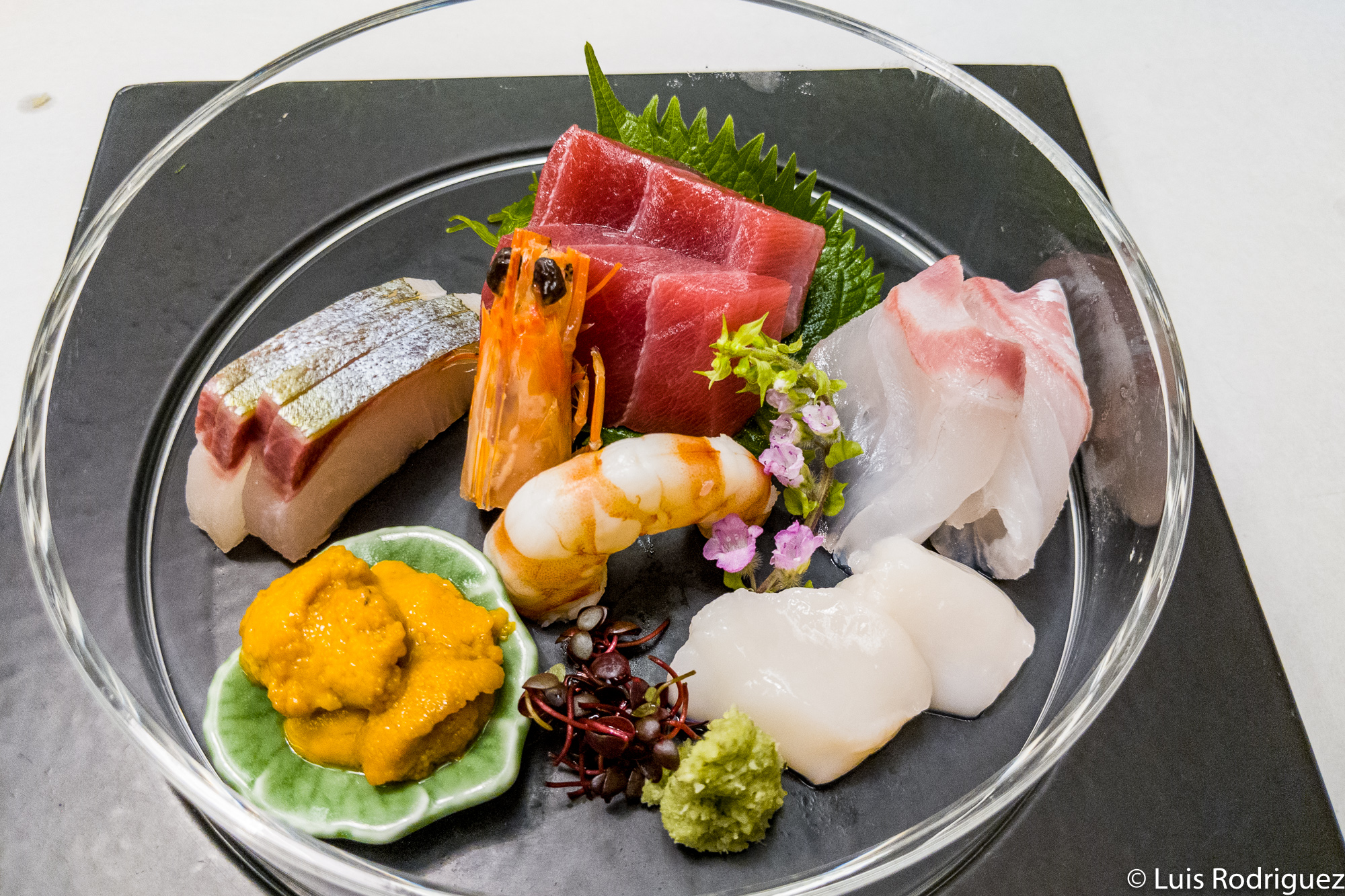 plato con diferentes piezas de sushi