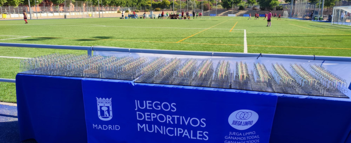Cartel de juegos municipales en un campo de fútbol
