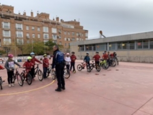 Policía municipal con niños en bicicleta