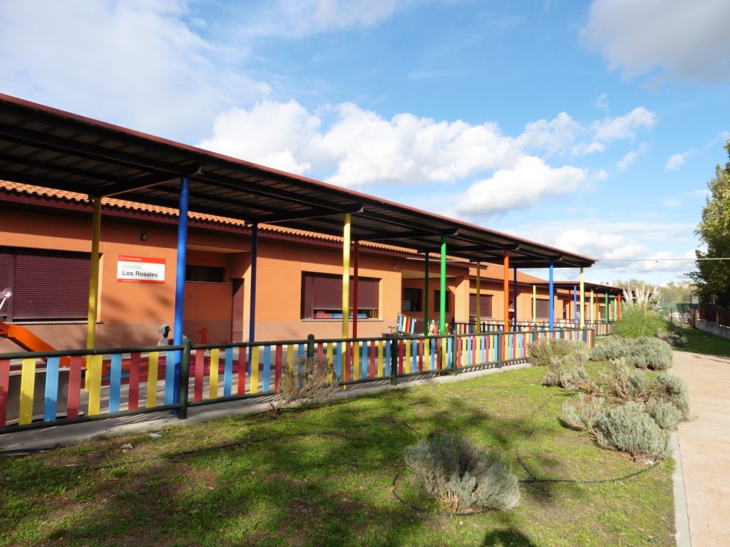 Fachada del colegio público Los Rosales
