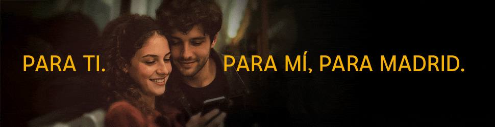 Banner horizontal que muestra una escena cotidiana entre dos jóvenes en un el metro. Sobre la imagen se superpone el mensaje de la campaña en amarillo