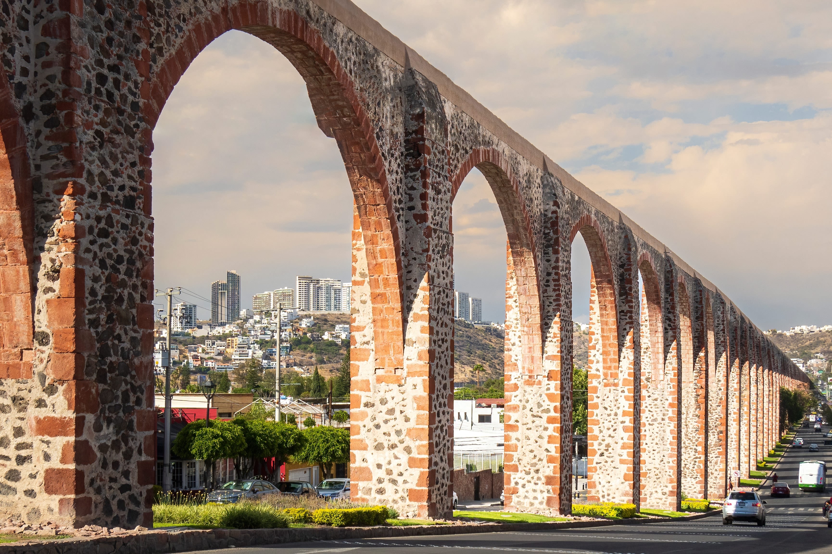 Día Mundial del Hábitat - Aqueduct in Querétaro. Querétaro, Mexico. [Shutterstock/juanjomenta]