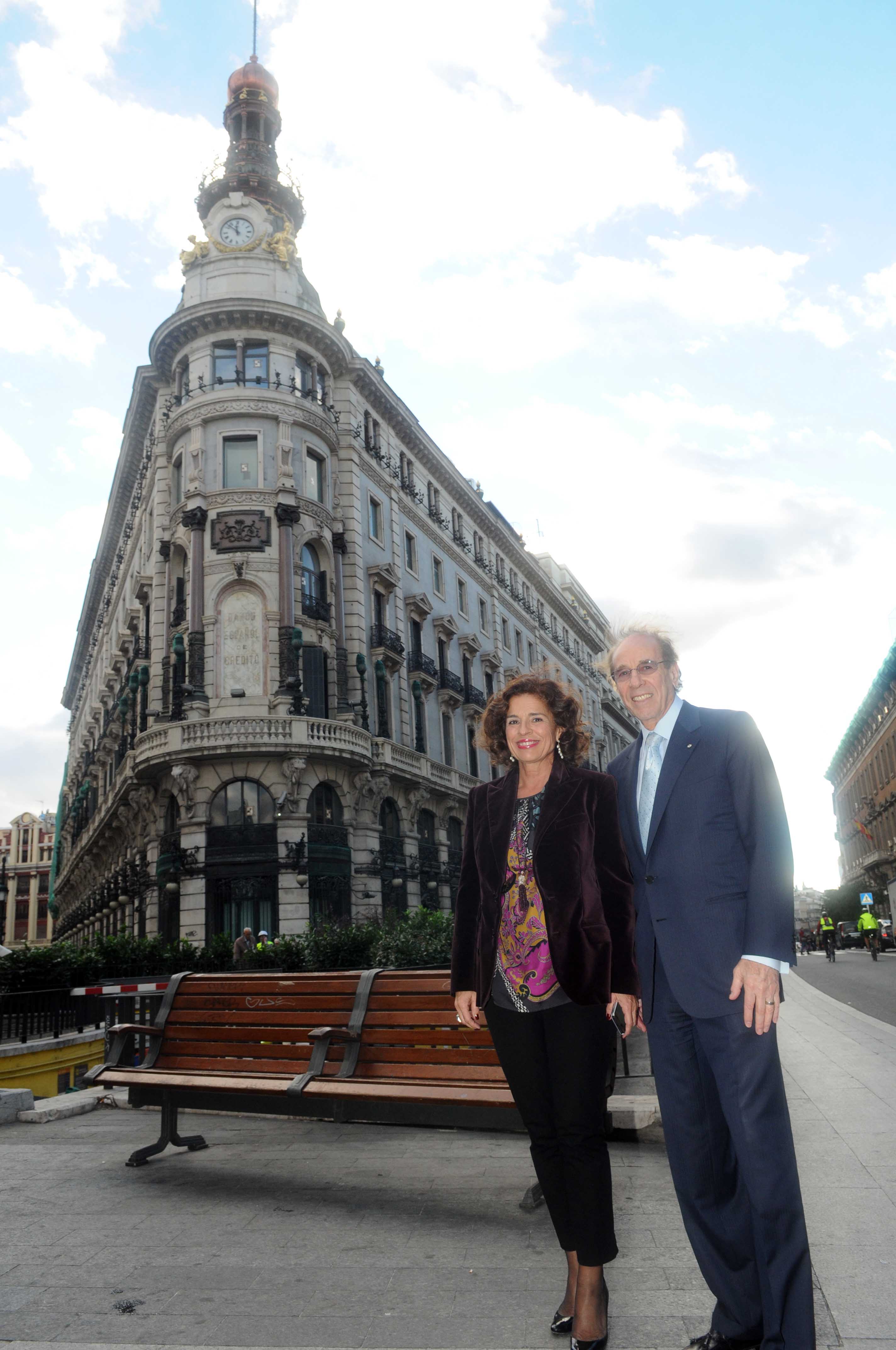 La alcaldesa visita la futura sede del primer hotel Four ...