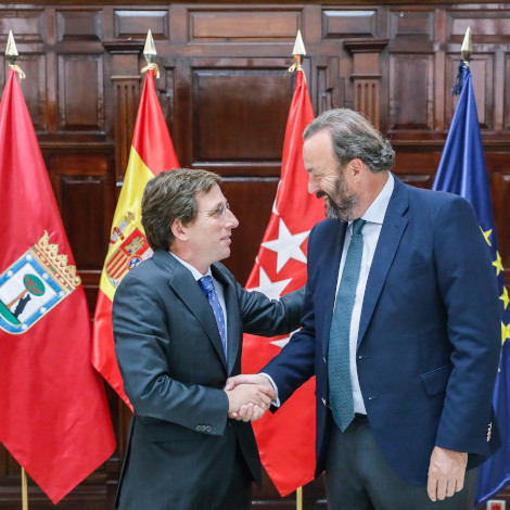 El alcalde de Madrid, José Luis Martínez-Almeida y el director de Espirituosos España, Bosco Torremocha
