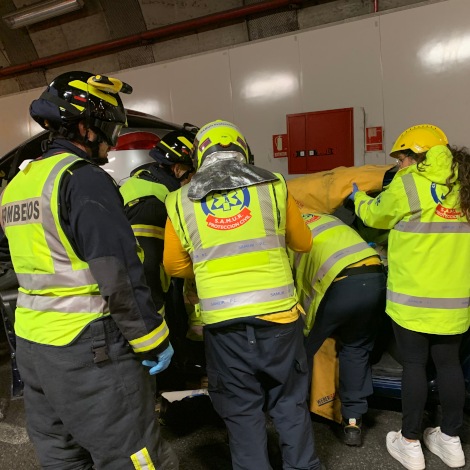 Operarios de Bomberos y SAMUR-Protección Civil del Ayuntamiento de Madrid durante un simulacro