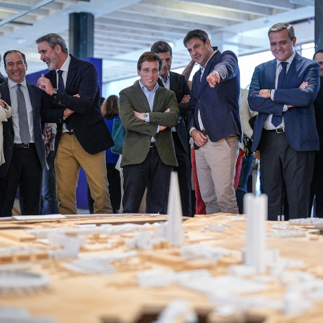 Almeida anima a visitar la exposición sobre la obra de Antonio Palacios en el parque del Retiro