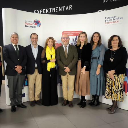 Ferrnández en el centro de la foto de familia con participantes en los Premios Europeos de Servicios Sociales