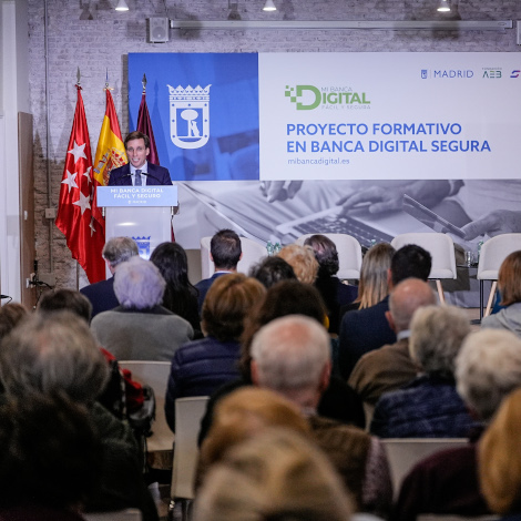 Almeida agradece a Voluntarios por Madrid que faciliten el acceso de los mayores a la banca digital