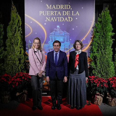 El alcalde de Madrid, José Luis Martínez-Almeida; la delegada de Cultura, Marta Rivera de la Cruz; y la embajadora de Alemania en España, Maria Margarete Gosse, durante el acto de presentación de la programación navideña