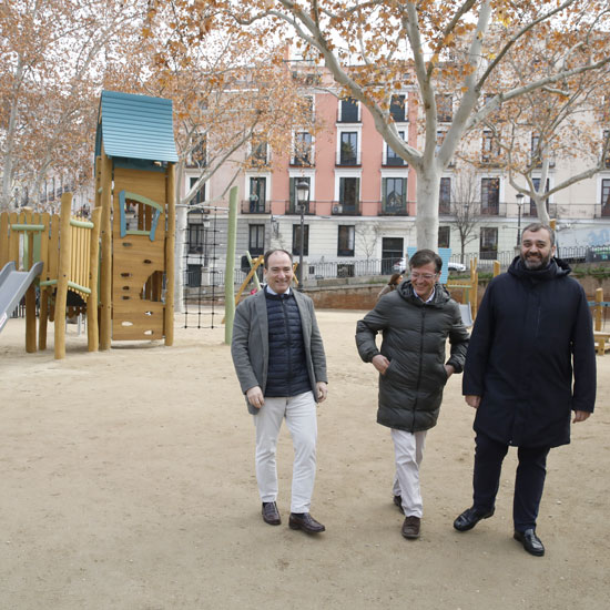 Carabante, Martínez Páramo y Segura en la nueva área infantil de los jardines de Lepanto