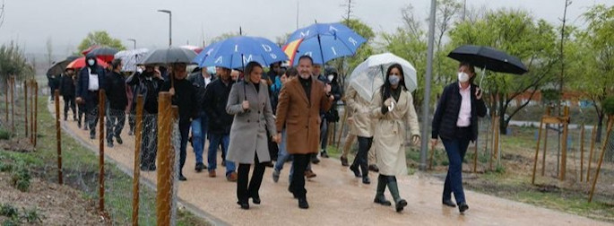 Representantes de los grupos municipales transitando por la avenida del Talgo en la presentación del Dia Internacional de los Bosques